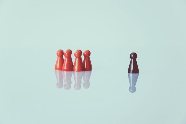 Wer andere „wild“ nennt, verschiebt sie an den Rand der eigenen Maßstäbe und markiert sie als „nicht dazugehörig“. Wer so eingeordnet wird, findet oft weniger Gehör – und es wird leichter, Ungleichbehandlung bei Rechten, Bildung oder politischer Teilhabe zu rechtfertigen.