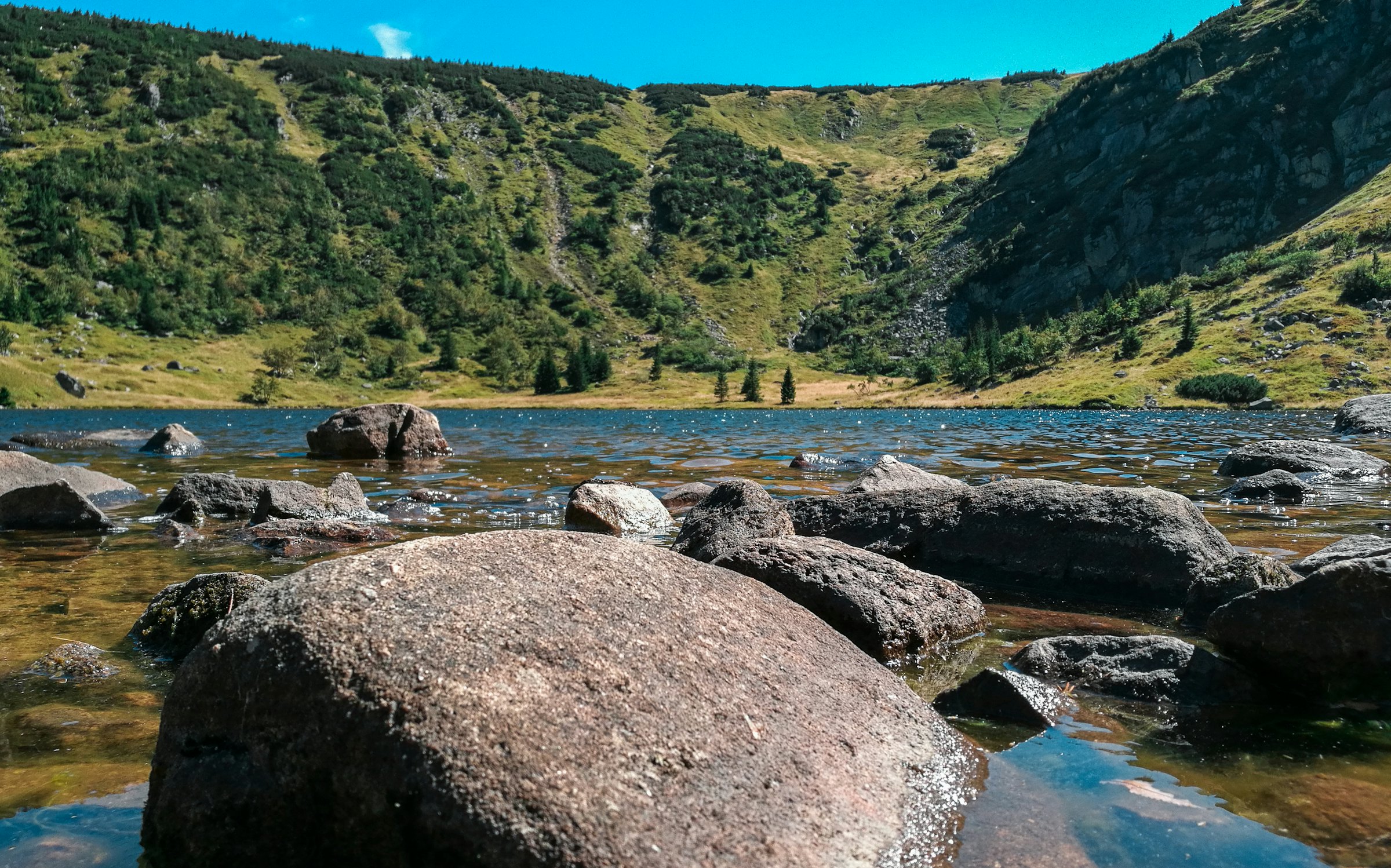Der Kleine Teich (Mały Staw) im Riesengebirge, umgeben von Felsen, unterhalb der Schneekoppe